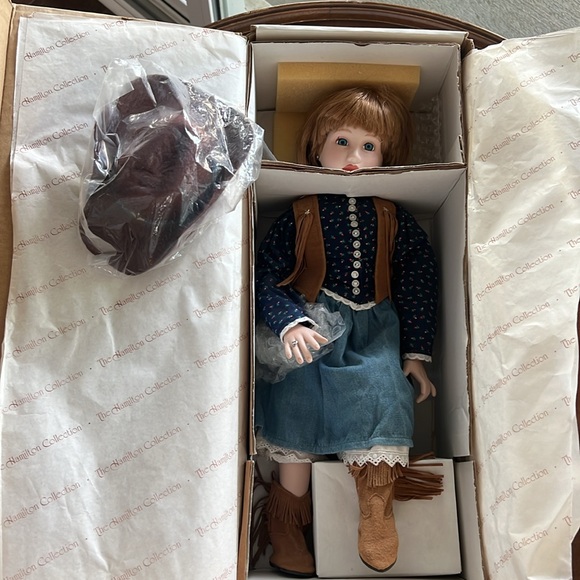 Connie Johnston 'Savannah' Doll - Hamilton Collection - Picture 9 of 11